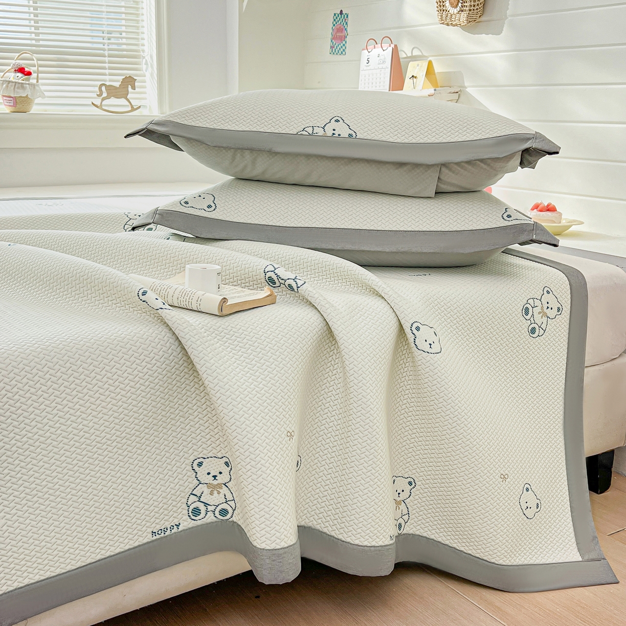 91家纺网 家纺一手货源 找家纺 十里居 2026春夏新款A类凉感PE卡通提花凉席席子空调软席 happy小熊