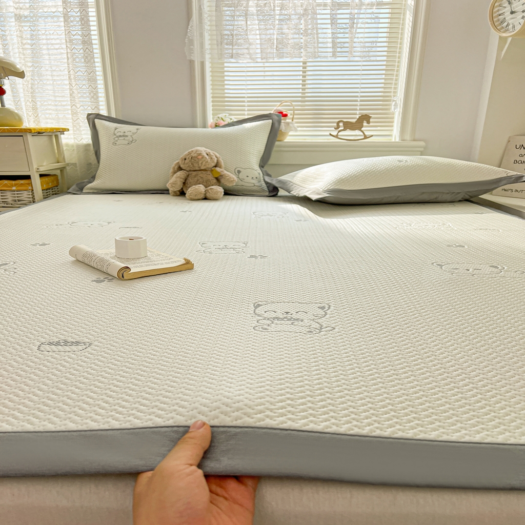 91家纺网 家纺一手货源 找家纺 十里居 2026春夏新款A类凉感PE卡通提花凉席席子空调软席 发财小猫