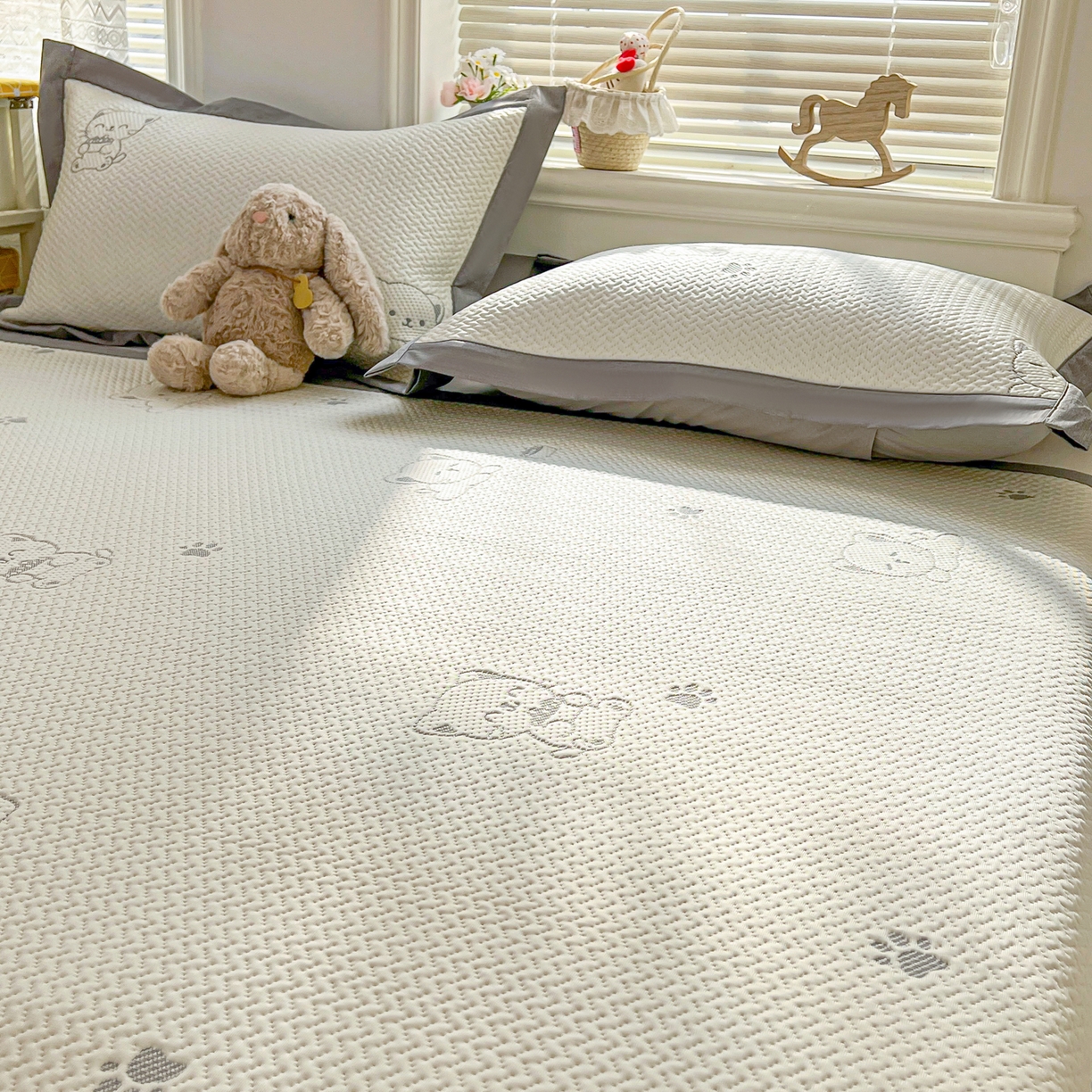 91家纺网 家纺一手货源 找家纺 十里居 2026春夏新款A类凉感PE卡通提花凉席席子空调软席 发财小猫