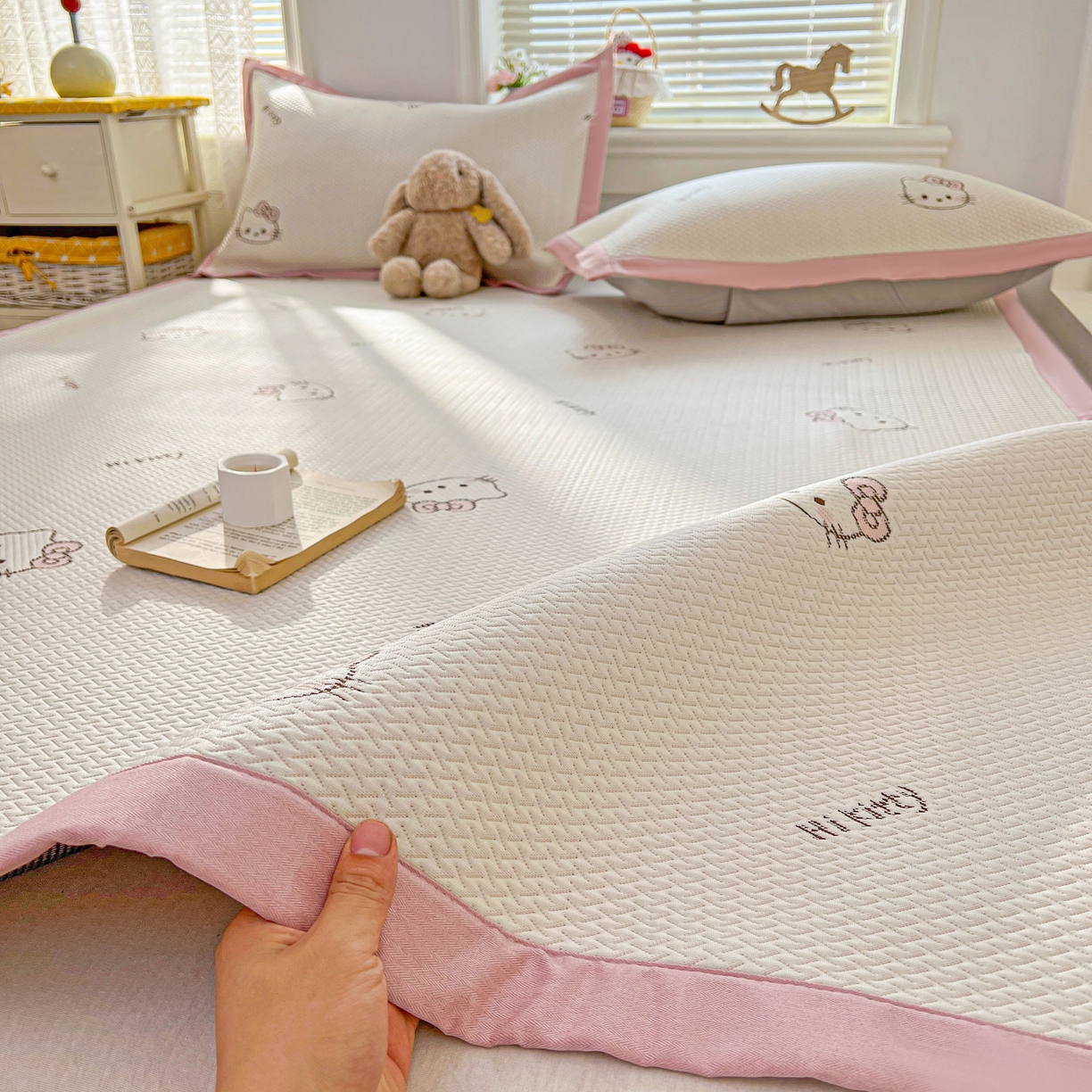 91家纺网 家纺一手货源 找家纺 十里居 2026春夏新款A类凉感PE卡通提花凉席席子空调软席 粉色KT