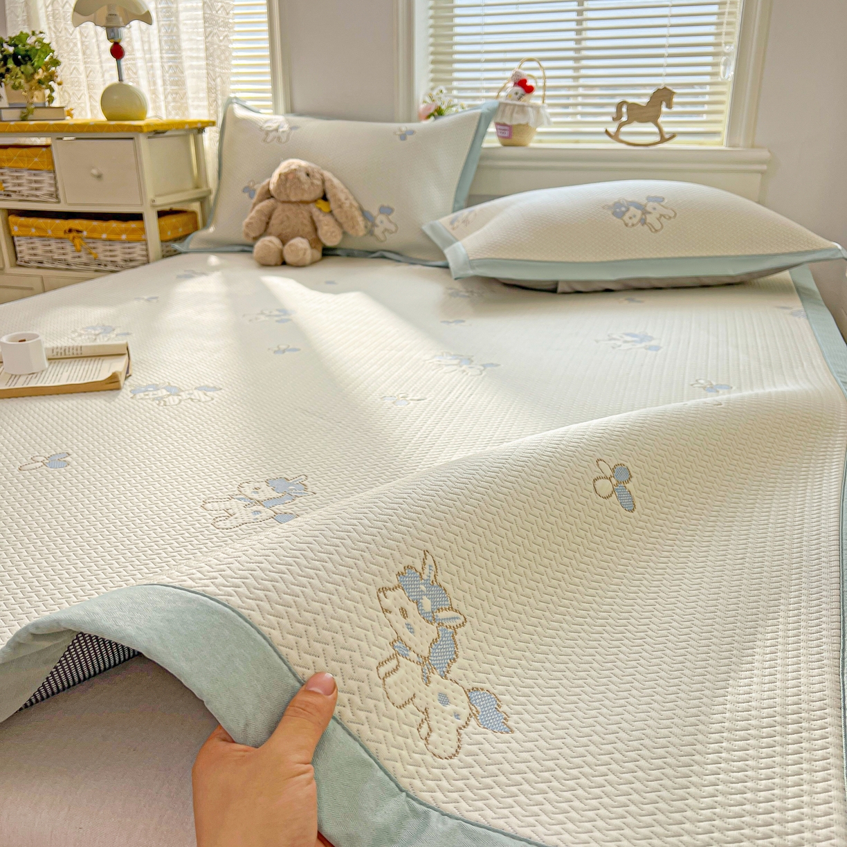 91家纺网 家纺一手货源 找家纺 十里居 2026春夏新款A类凉感PE卡通提花凉席席子空调软席 蓝色小马