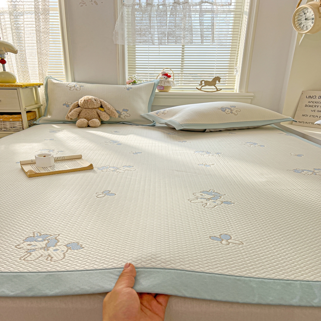 91家纺网 家纺一手货源 找家纺 十里居 2026春夏新款A类凉感PE卡通提花凉席席子空调软席 蓝色小马