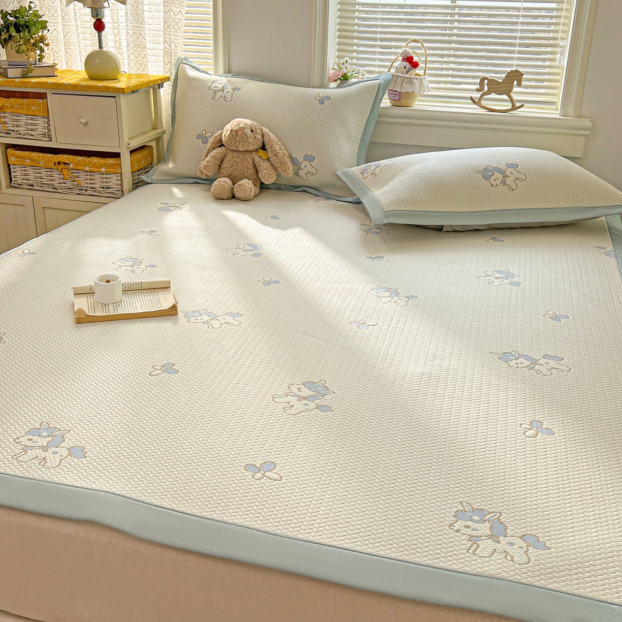 91家纺网 家纺一手货源 找家纺 十里居 2026春夏新款A类凉感PE卡通提花凉席席子空调软席 蓝色小马