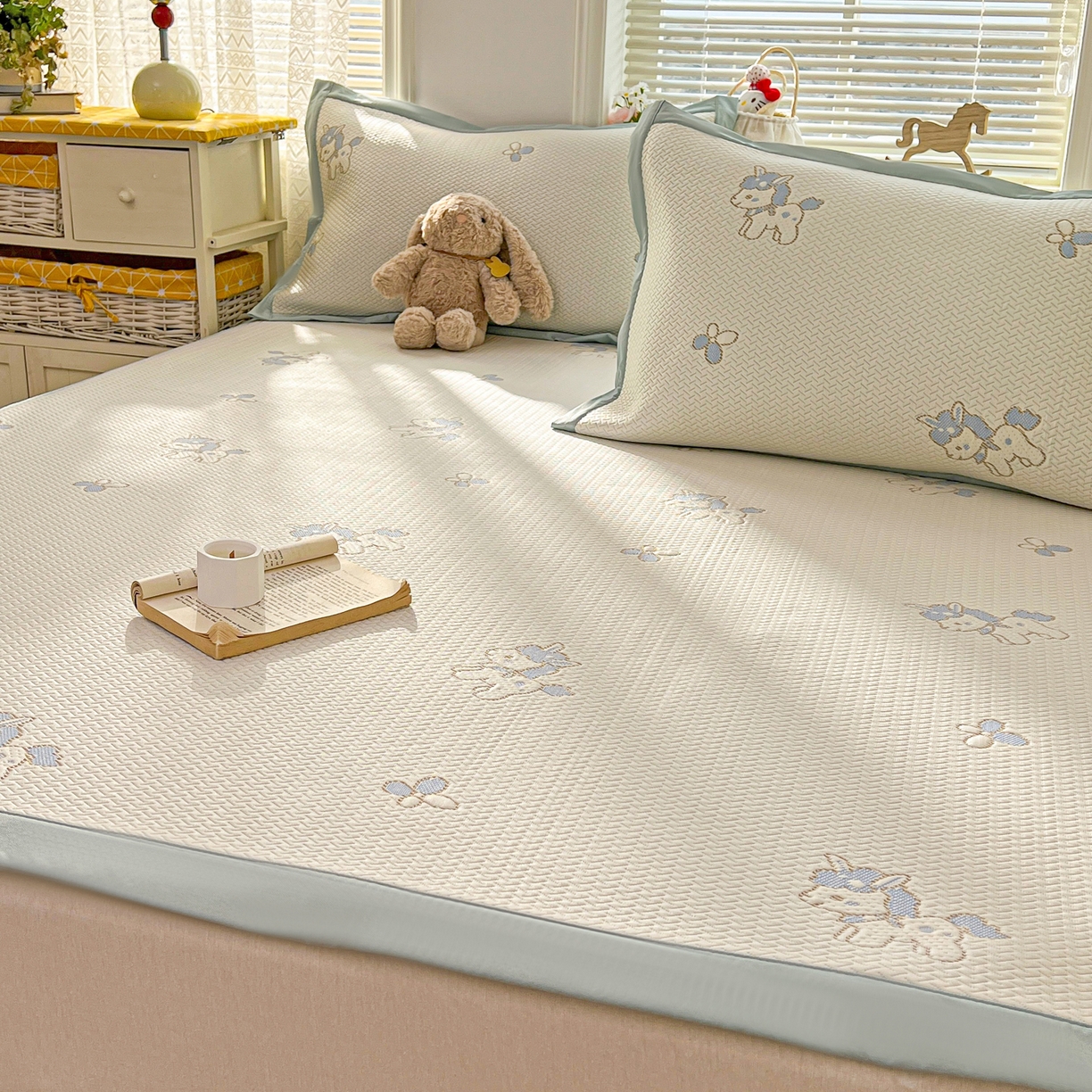 91家纺网 家纺一手货源 找家纺 十里居 2026春夏新款A类凉感PE卡通提花凉席席子空调软席 蓝色小马