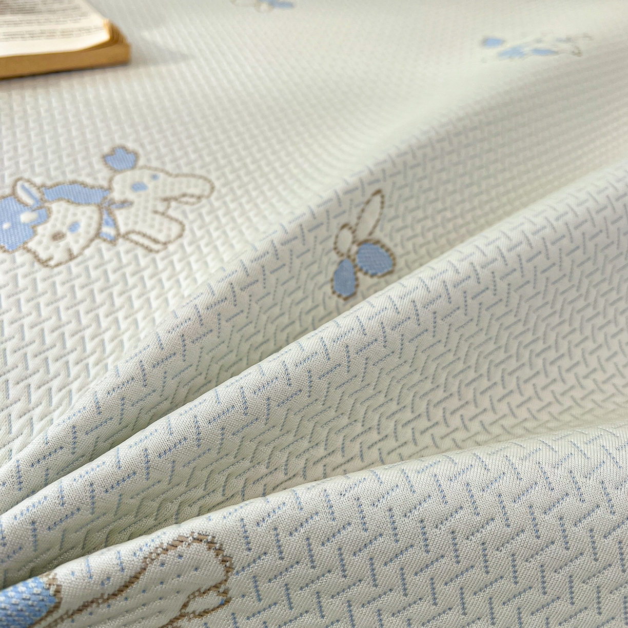 91家纺网 家纺一手货源 找家纺 十里居 2026春夏新款A类凉感PE卡通提花凉席席子空调软席 蓝色小马