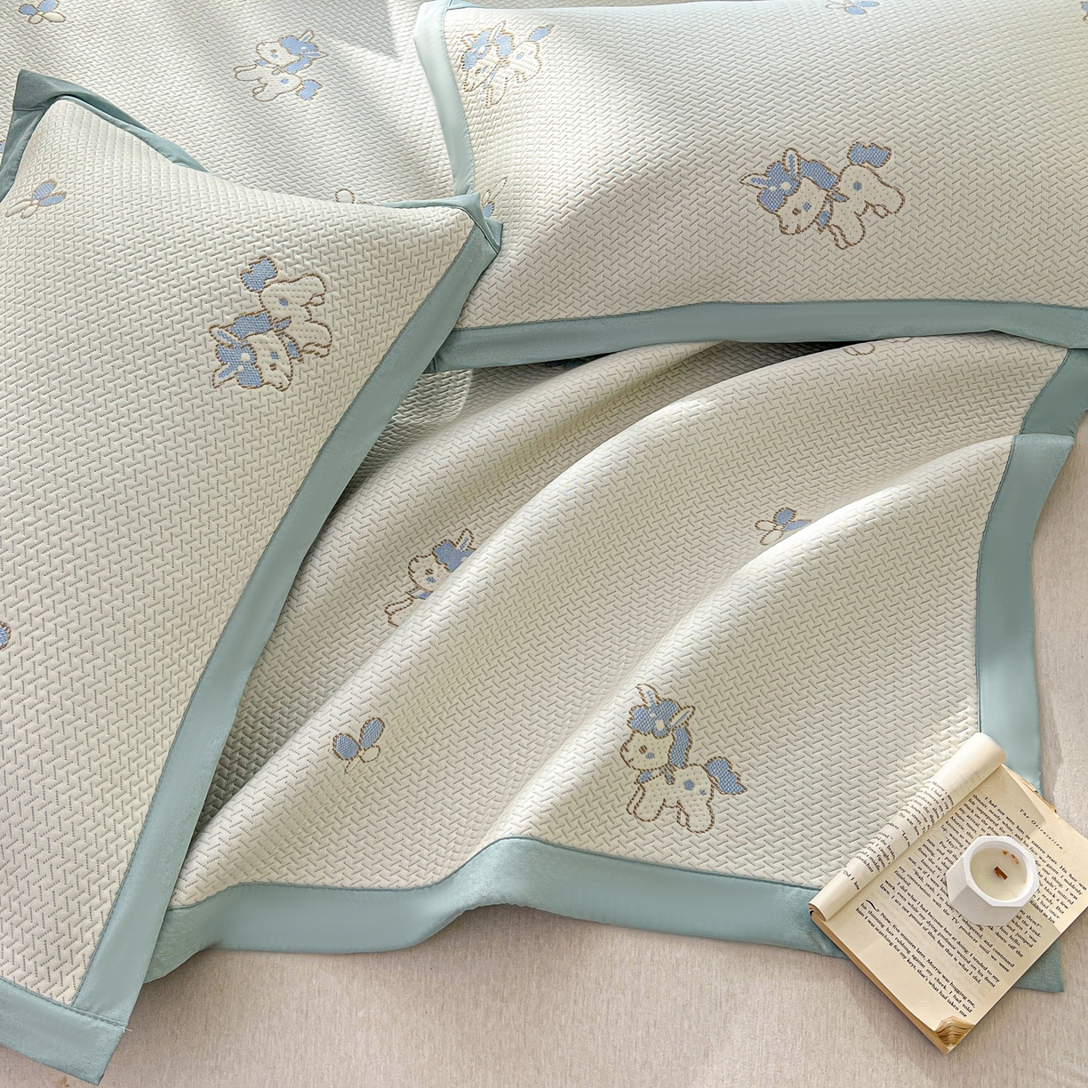 91家纺网 家纺一手货源 找家纺 十里居 2026春夏新款A类凉感PE卡通提花凉席席子空调软席 蓝色小马