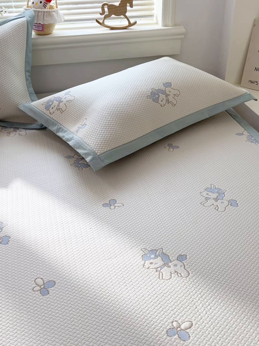 91家纺网 家纺一手货源 找家纺 十里居 2026春夏新款A类凉感PE卡通提花凉席席子空调软席 蓝色小马