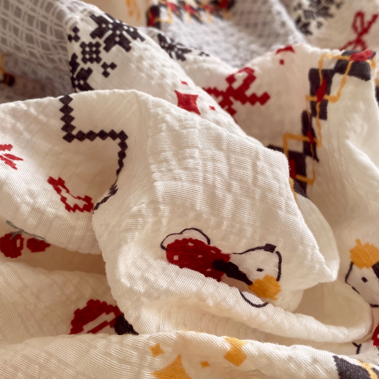 91家纺网 家纺一手货源 找家纺 莱米家纺 2026新款云感泡泡纱双层纱床盖四件套 费尔岛红