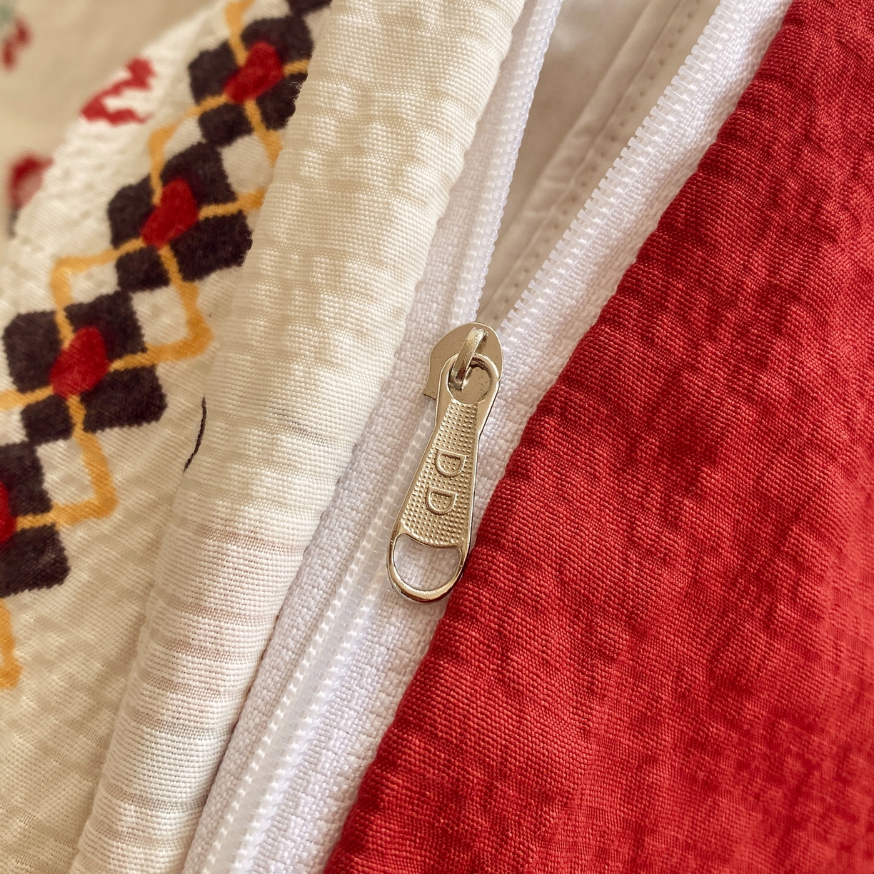 91家纺网 家纺一手货源 找家纺 莱米家纺 2026新款云感泡泡纱双层纱床盖四件套 费尔岛红