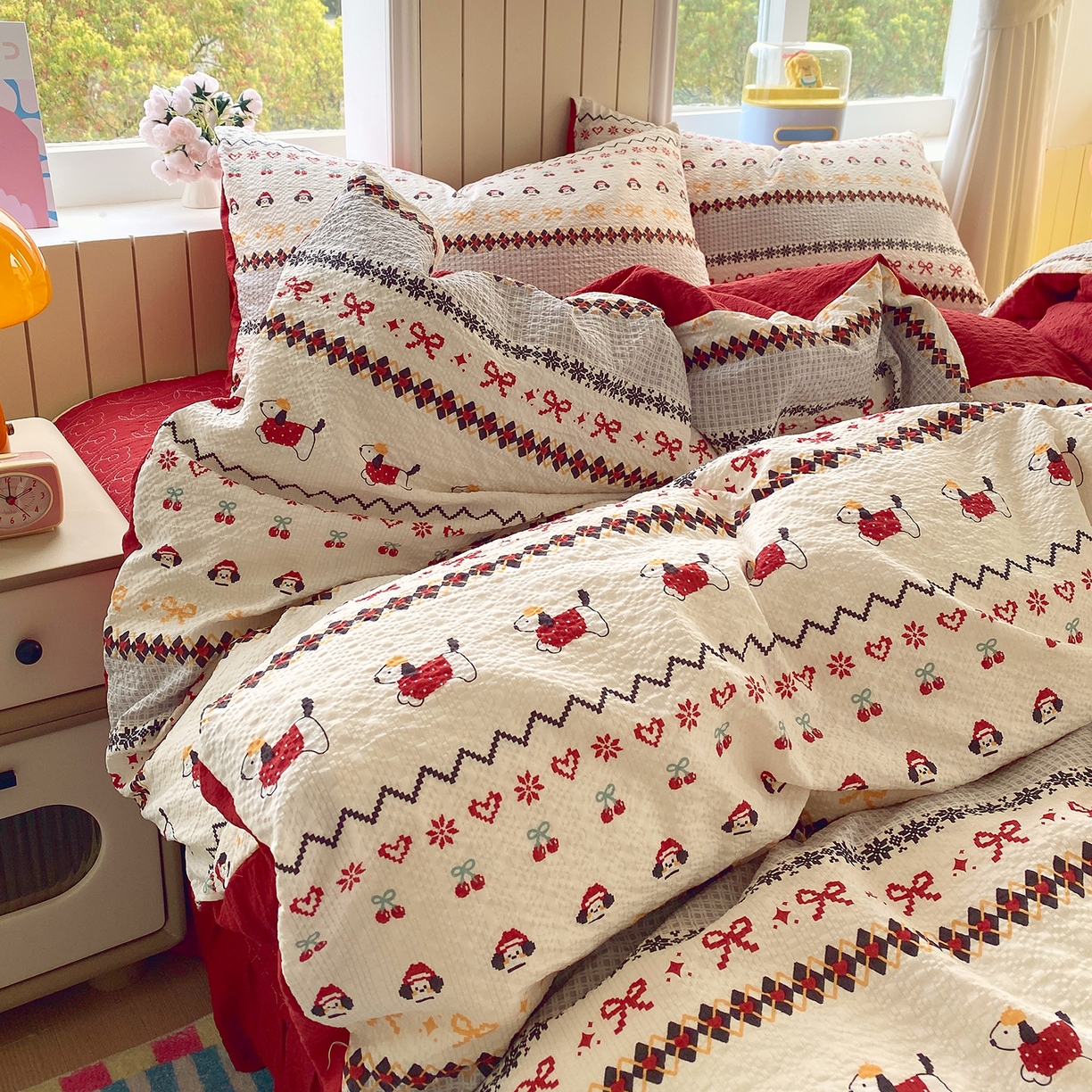 91家纺网 家纺一手货源 找家纺 莱米家纺 2026新款云感泡泡纱双层纱床盖四件套 费尔岛红