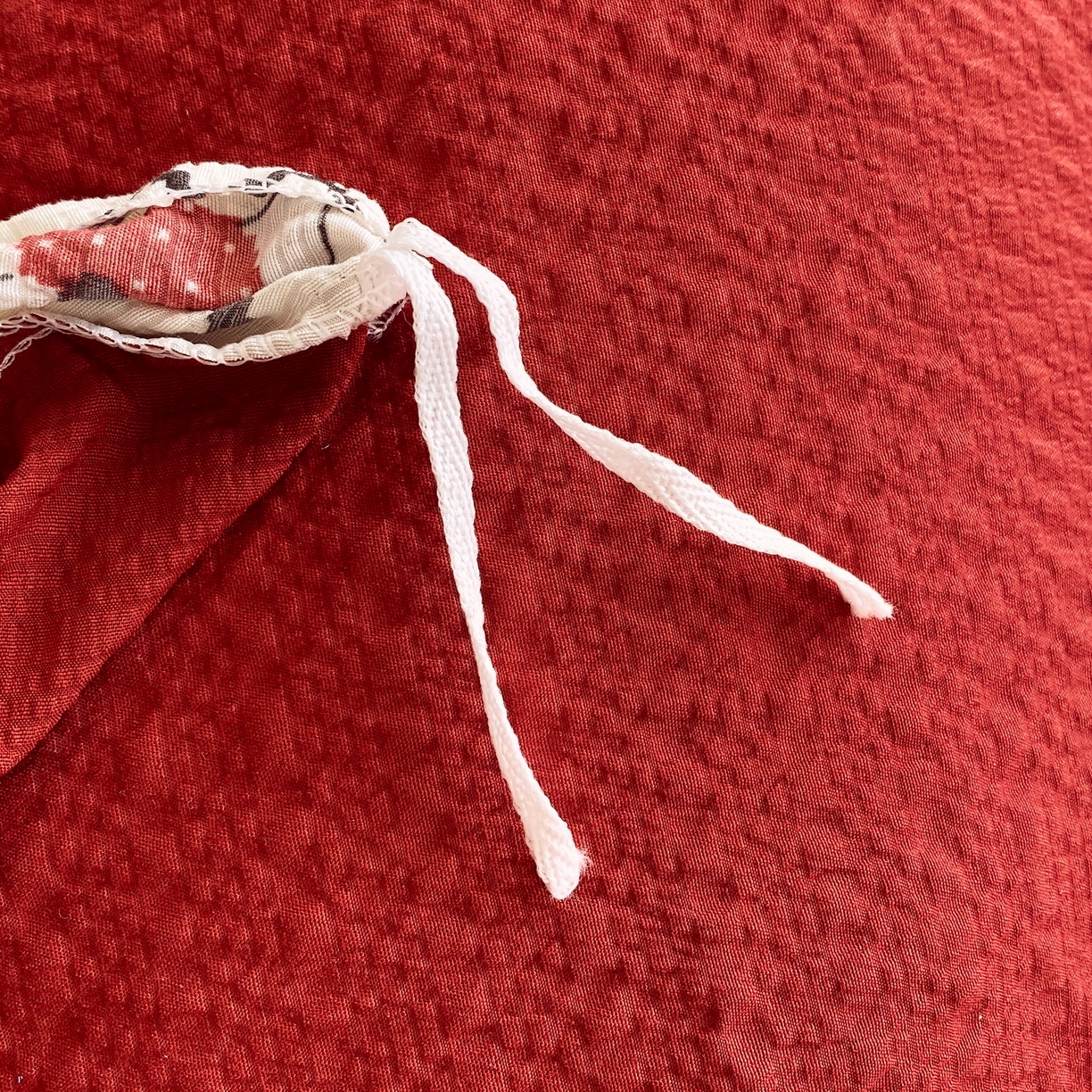 91家纺网 家纺一手货源 找家纺 莱米家纺 2026新款云感泡泡纱双层纱床盖四件套 费尔岛红