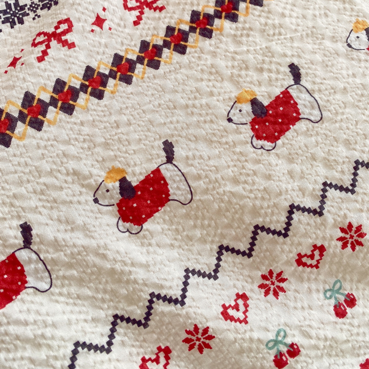 91家纺网 家纺一手货源 找家纺 莱米家纺 2026新款云感泡泡纱双层纱床盖四件套 费尔岛红