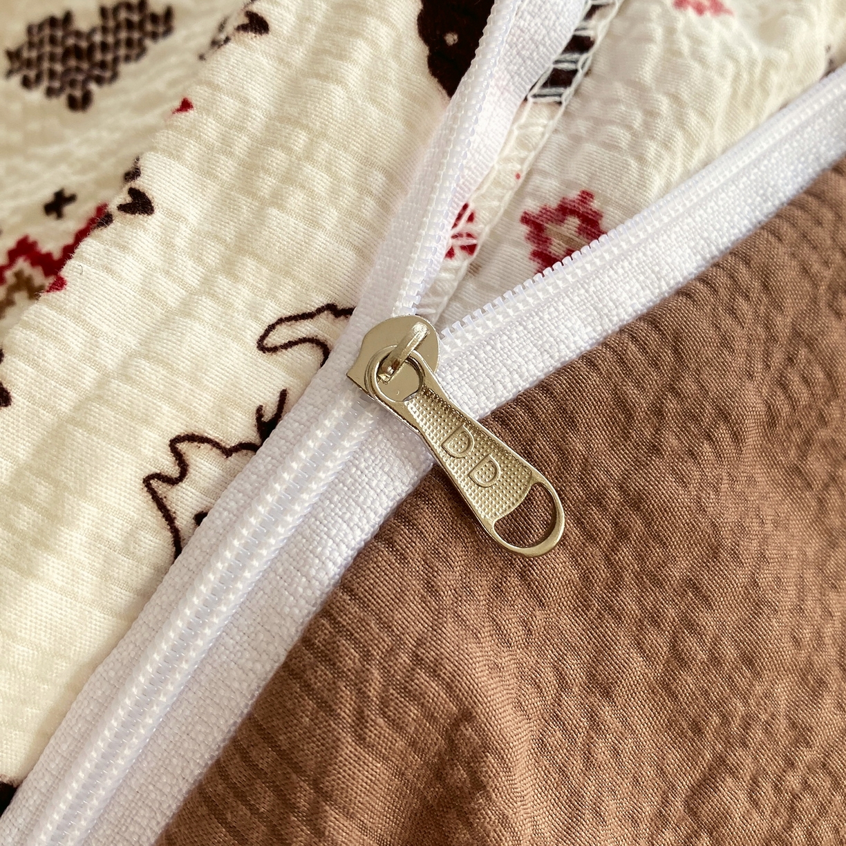 91家纺网 家纺一手货源 找家纺 莱米家纺 2026新款云感泡泡纱双层纱床盖四件套 费尔岛咖