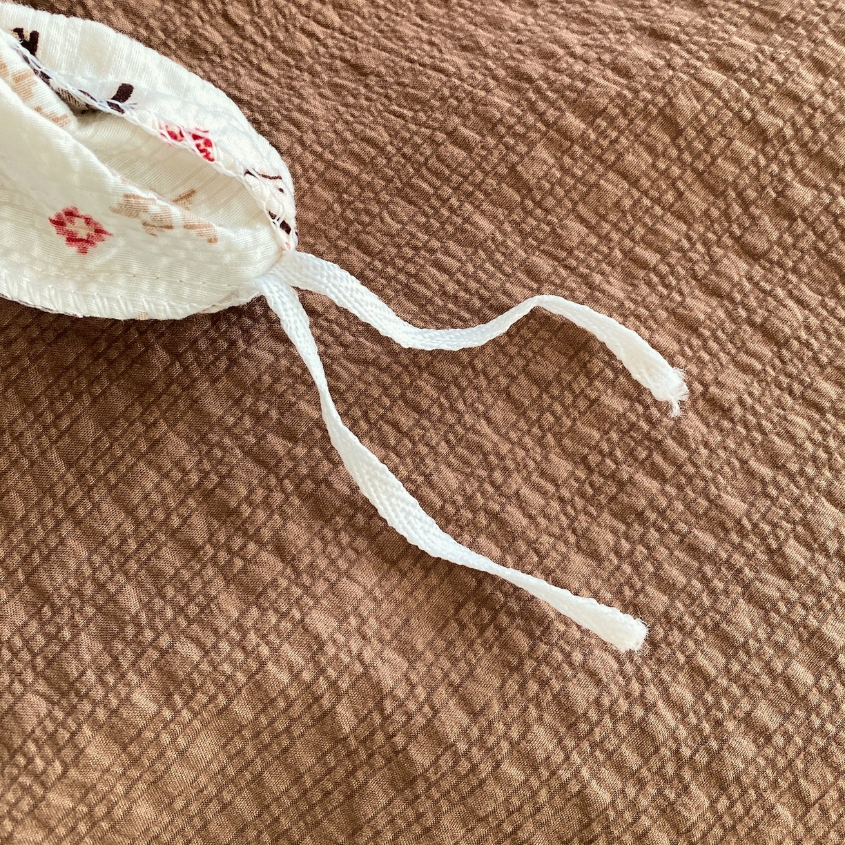 91家纺网 家纺一手货源 找家纺 莱米家纺 2026新款云感泡泡纱双层纱床盖四件套 费尔岛咖