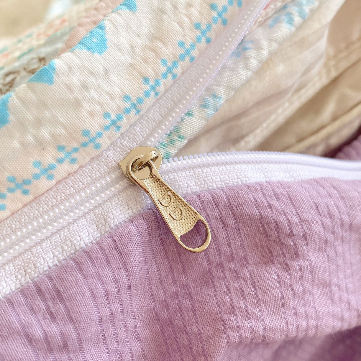 91家纺网 家纺一手货源 找家纺 莱米家纺 2026新款云感泡泡纱双层纱床盖四件套 费尔岛紫