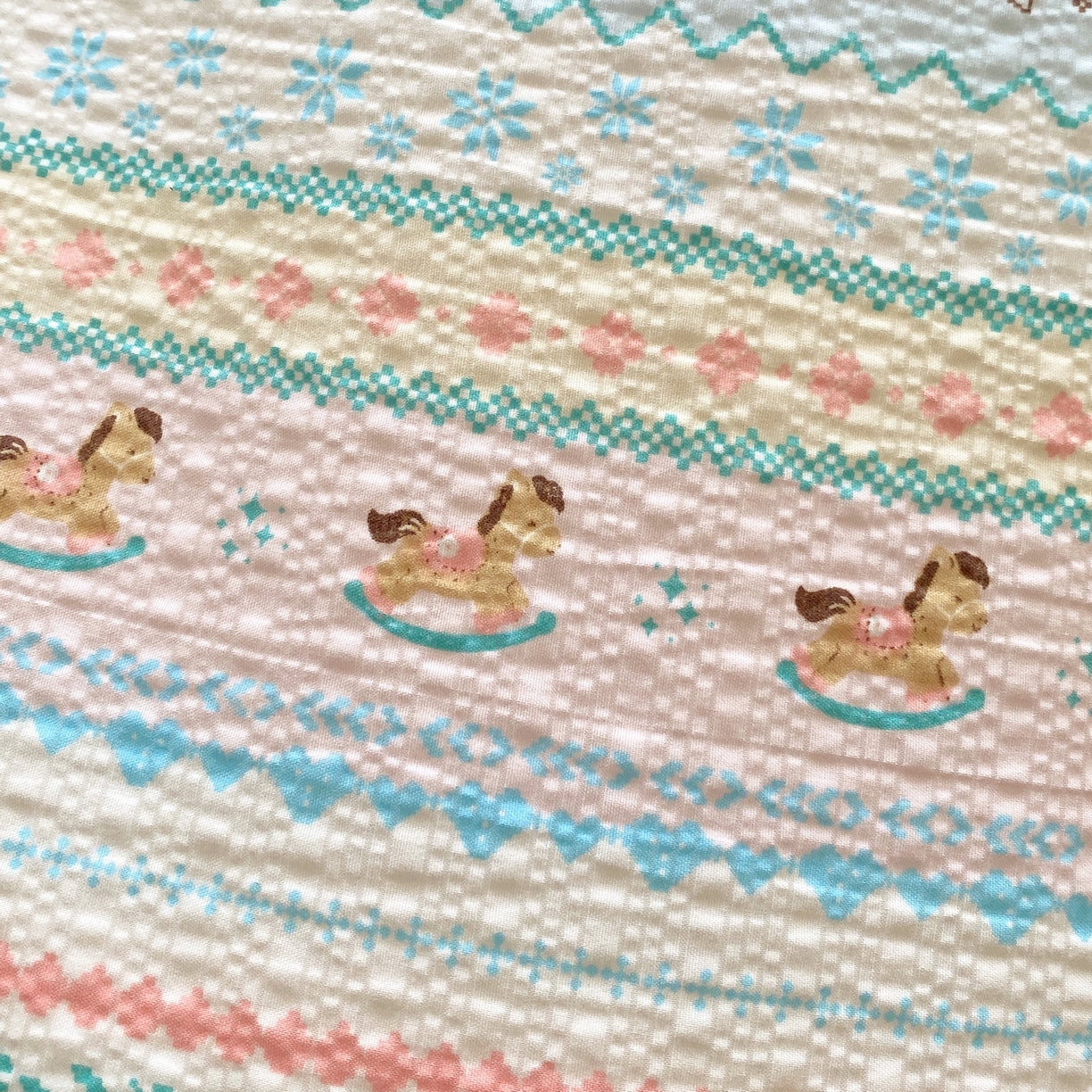 91家纺网 家纺一手货源 找家纺 莱米家纺 2026新款云感泡泡纱双层纱床盖四件套 费尔岛紫