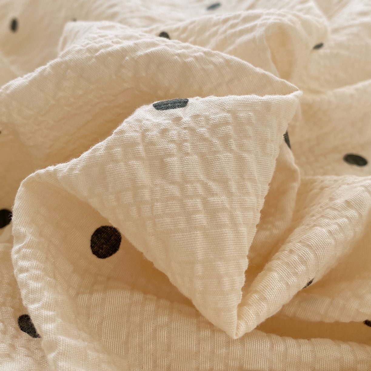 91家纺网 家纺一手货源 找家纺 莱米家纺 2026新款云感泡泡纱双层纱床盖四件套 卡其波点