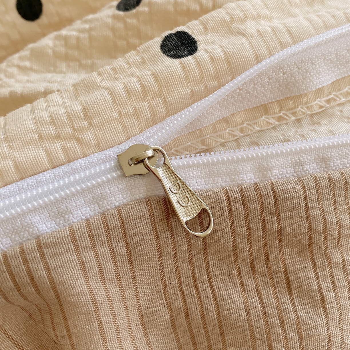 91家纺网 家纺一手货源 找家纺 莱米家纺 2026新款云感泡泡纱双层纱床盖四件套 卡其波点