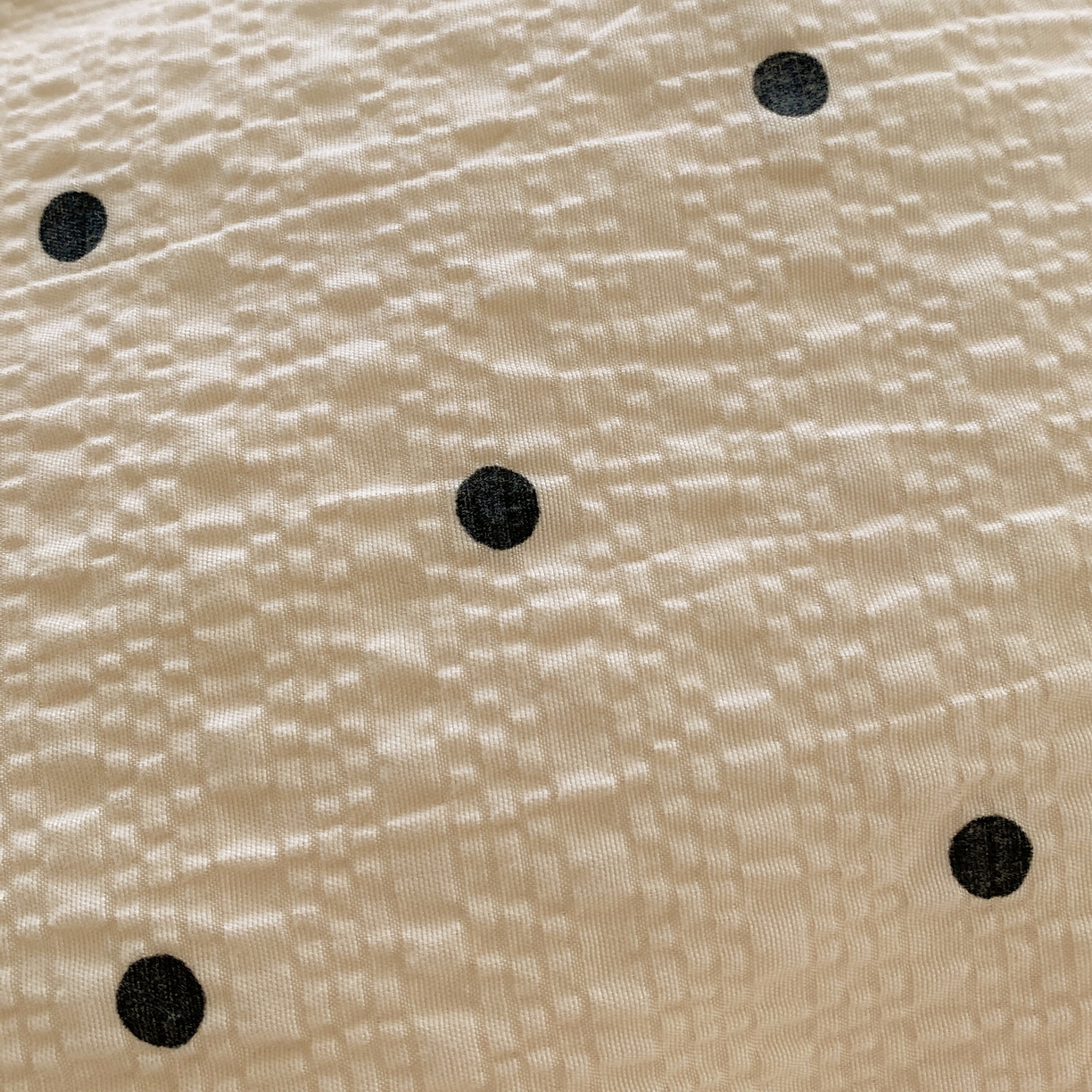 91家纺网 家纺一手货源 找家纺 莱米家纺 2026新款云感泡泡纱双层纱床盖四件套 卡其波点