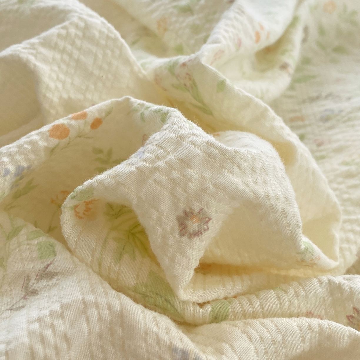 91家纺网 家纺一手货源 找家纺 莱米家纺 2026新款云感泡泡纱双层纱床盖四件套 绿花枝叶