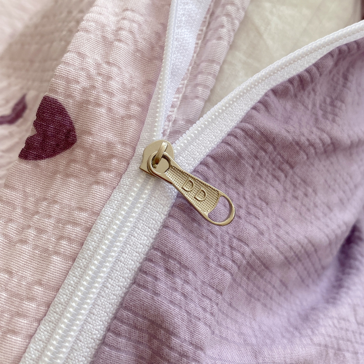 91家纺网 家纺一手货源 找家纺 莱米家纺 2026新款云感泡泡纱双层纱床盖四件套 紫色爱心