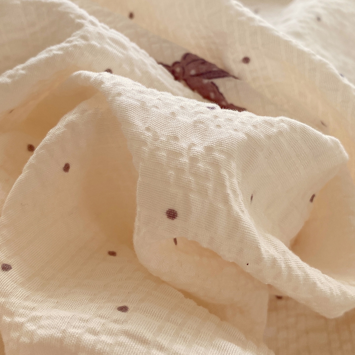 91家纺网 家纺一手货源 找家纺 莱米家纺 2026新款云感泡泡纱双层纱床盖四件套 棕蝴蝶结