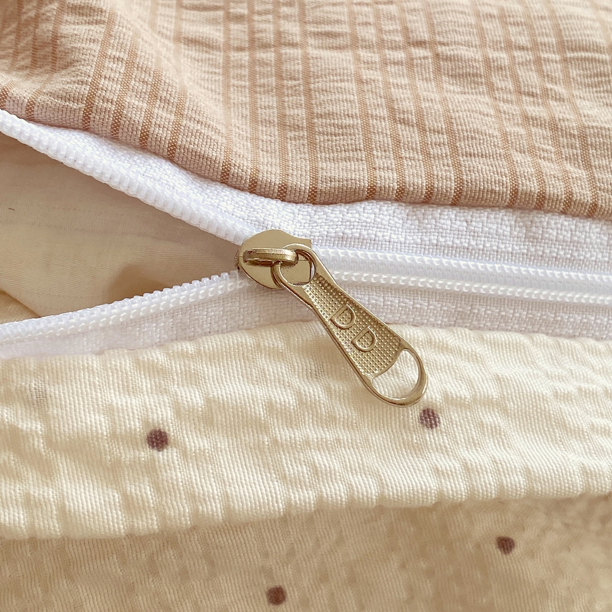 91家纺网 家纺一手货源 找家纺 莱米家纺 2026新款云感泡泡纱双层纱床盖四件套 棕蝴蝶结