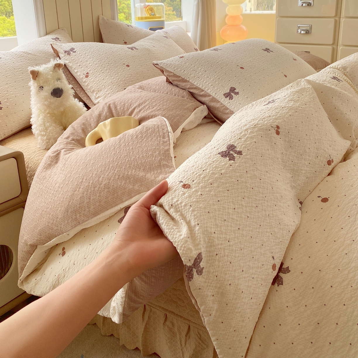 91家纺网 家纺一手货源 找家纺 莱米家纺 2026新款云感泡泡纱双层纱床盖四件套 棕蝴蝶结