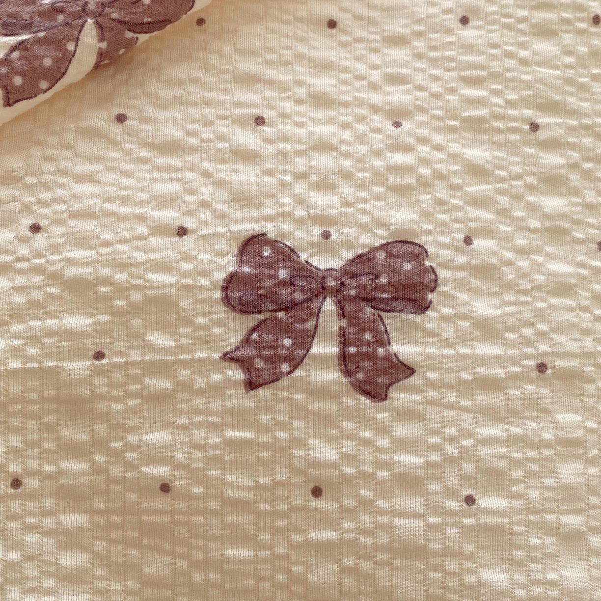 91家纺网 家纺一手货源 找家纺 莱米家纺 2026新款云感泡泡纱双层纱床盖四件套 棕蝴蝶结