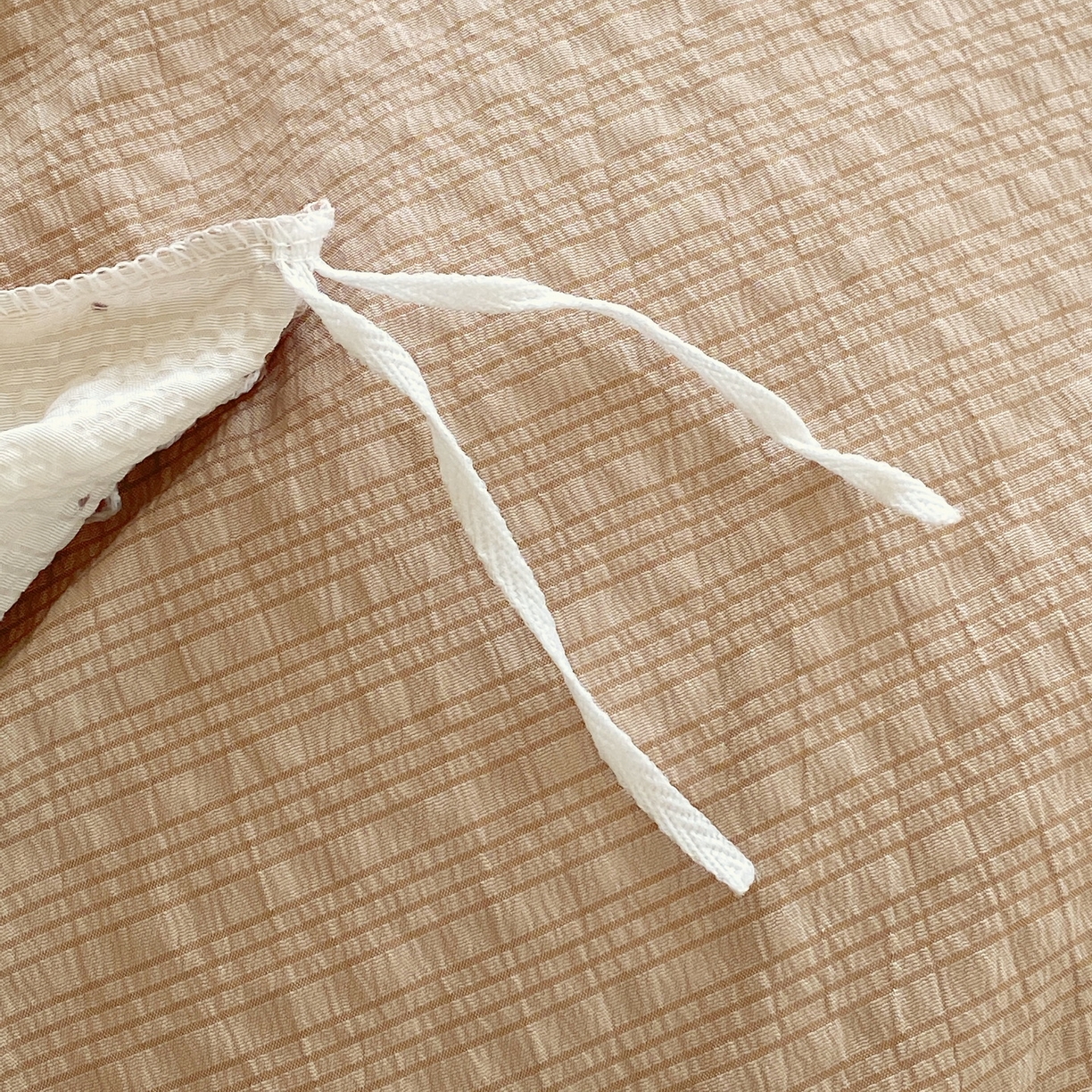 91家纺网 家纺一手货源 找家纺 莱米家纺 2026新款云感泡泡纱双层纱床盖四件套 棕蝴蝶结