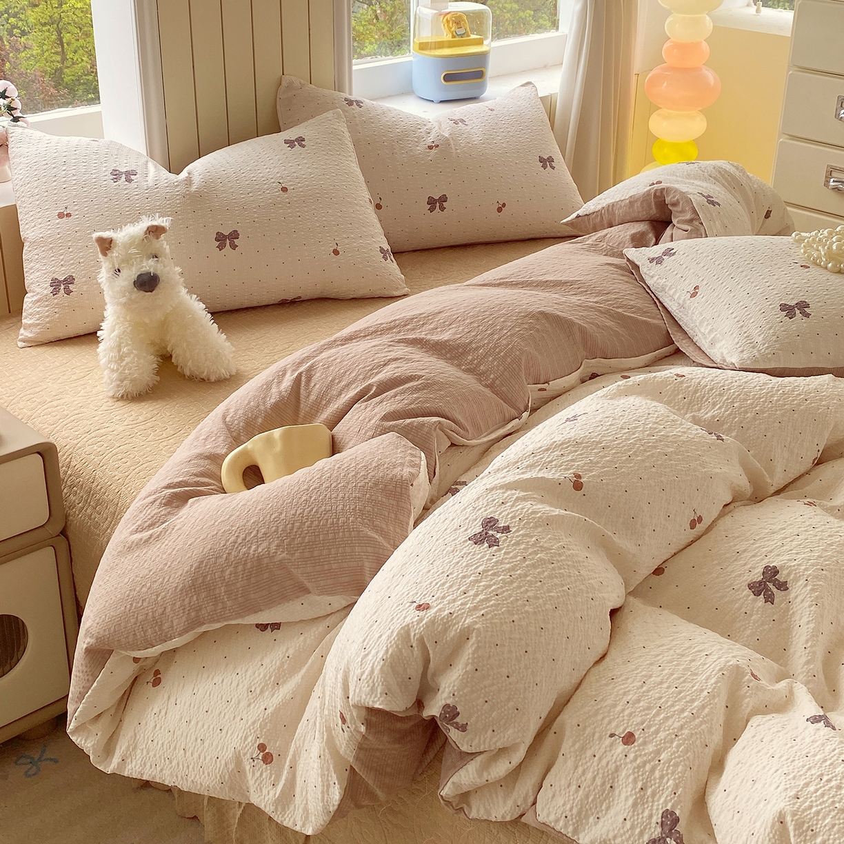 91家纺网 家纺一手货源 找家纺 莱米家纺 2026新款云感泡泡纱双层纱床盖四件套 棕蝴蝶结