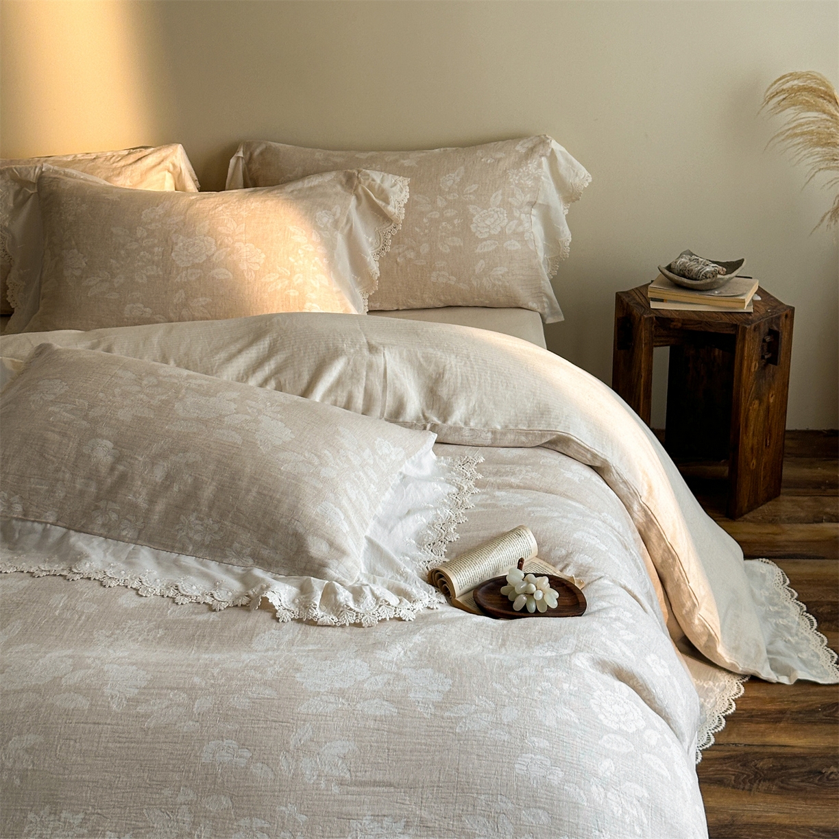 91家纺网 家纺一手货源 找家纺 （总）爱丽丝 2026新款棉麻双层纱四件套-柔枝繁香花边款