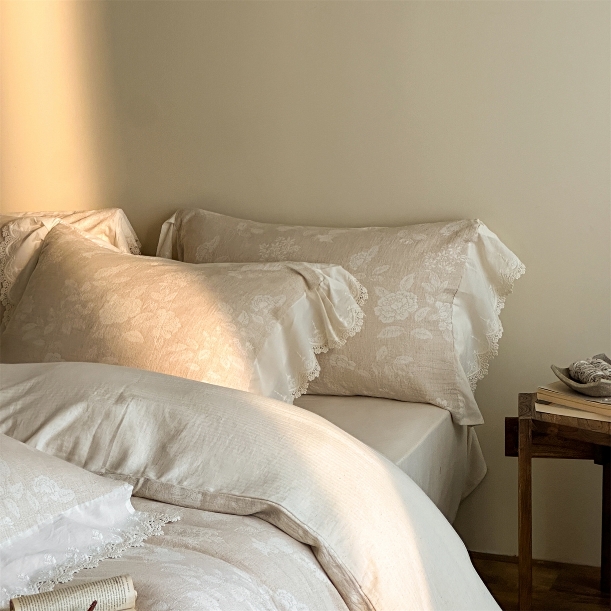 91家纺网 家纺一手货源 找家纺 （总）爱丽丝 2026新款棉麻双层纱四件套-柔枝繁香花边款