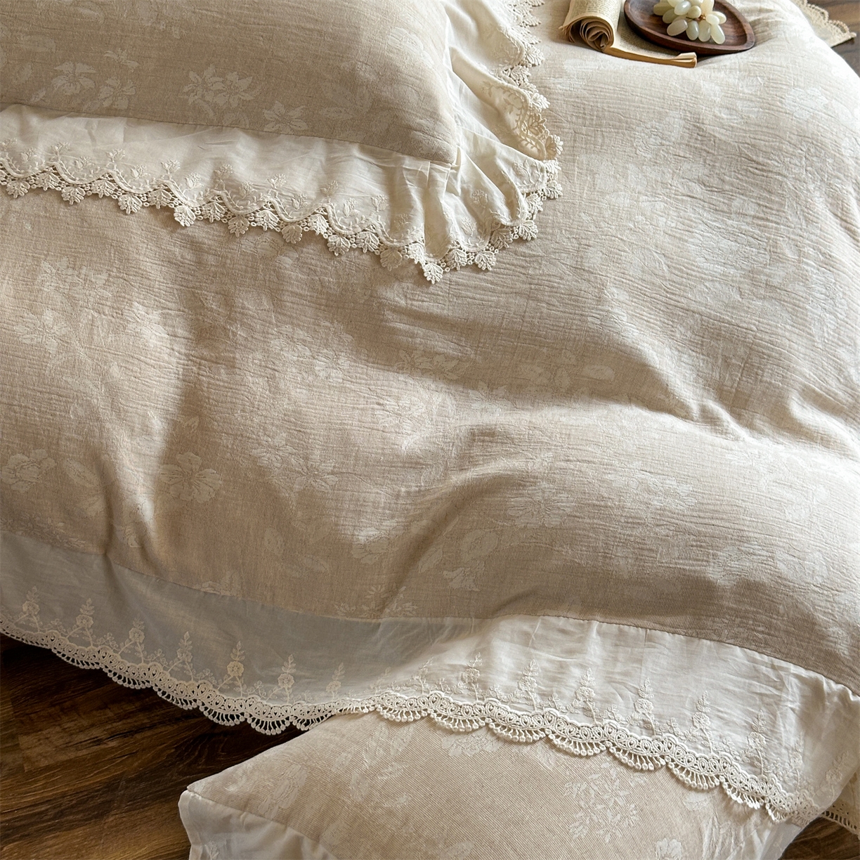 91家纺网 家纺一手货源 找家纺 （总）爱丽丝 2026新款棉麻双层纱四件套-柔枝繁香花边款