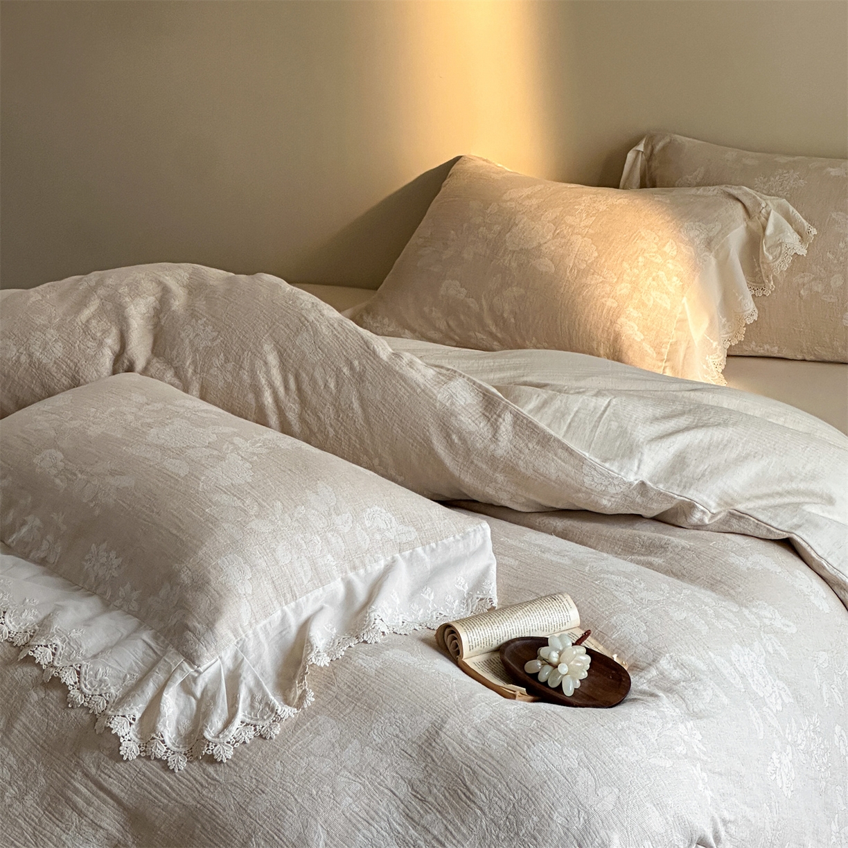 91家纺网 家纺一手货源 找家纺 （总）爱丽丝 2026新款棉麻双层纱四件套-柔枝繁香花边款