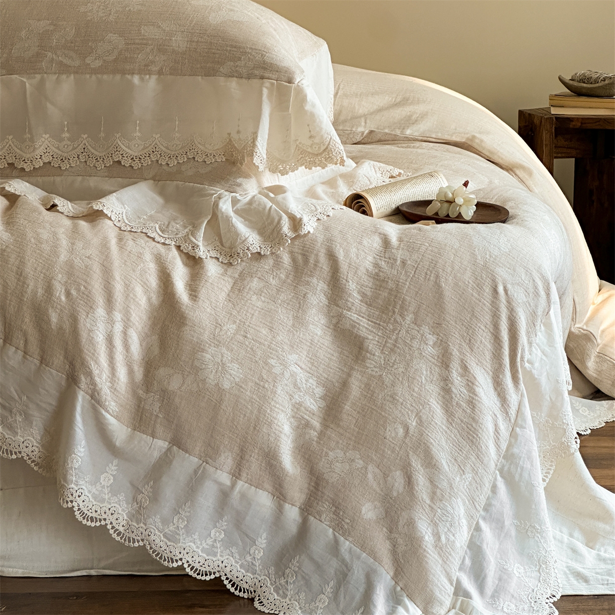 91家纺网 家纺一手货源 找家纺 （总）爱丽丝 2026新款棉麻双层纱四件套-柔枝繁香花边款