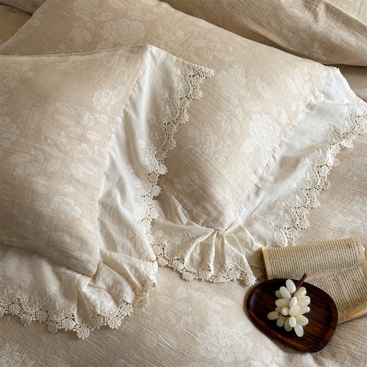 91家纺网 家纺一手货源 找家纺 （总）爱丽丝 2026新款棉麻双层纱四件套-柔枝繁香花边款