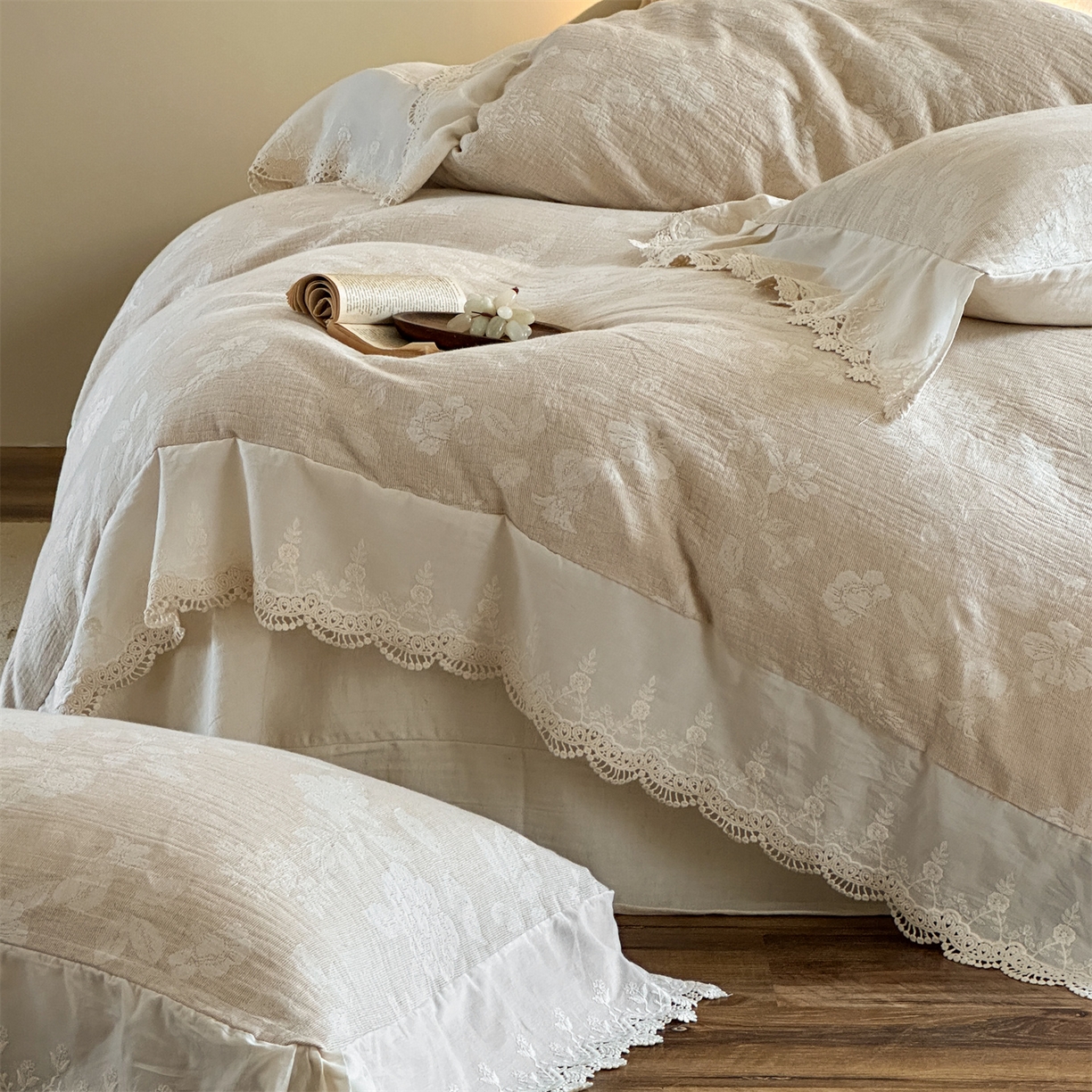 91家纺网 家纺一手货源 找家纺 （总）爱丽丝 2026新款棉麻双层纱四件套-柔枝繁香花边款