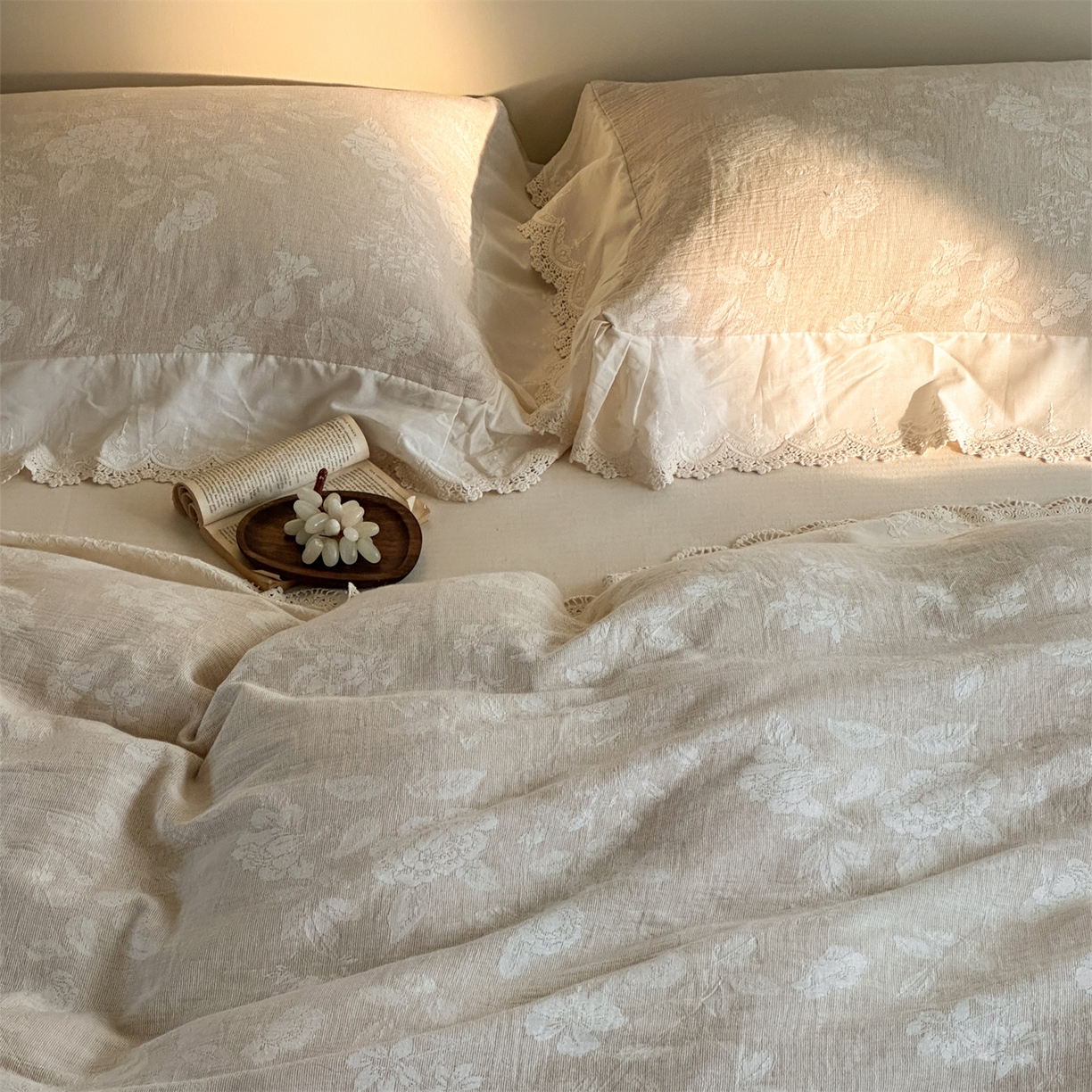 91家纺网 家纺一手货源 找家纺 （总）爱丽丝 2026新款棉麻双层纱四件套-柔枝繁香花边款