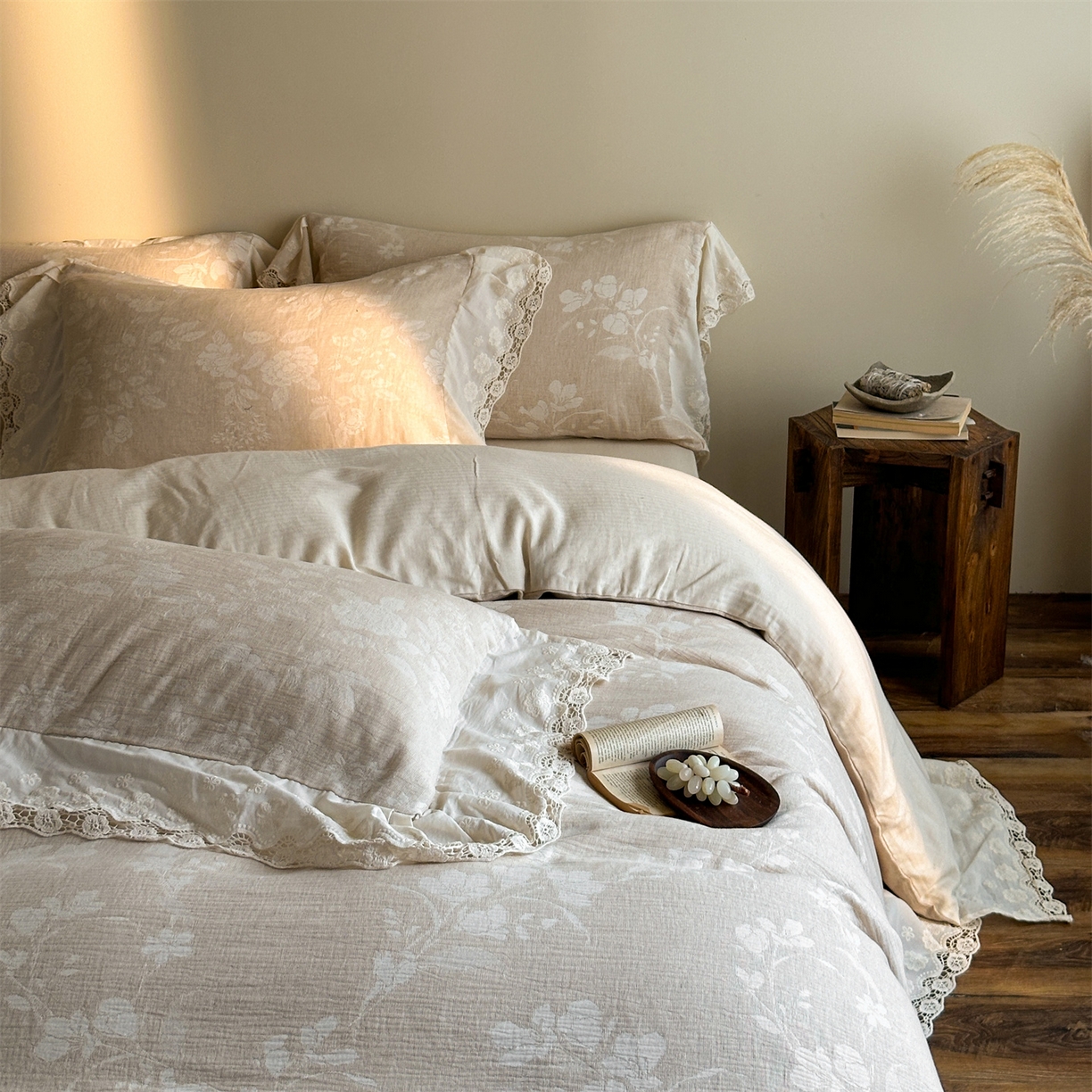 91家纺网 家纺一手货源 找家纺 （总）爱丽丝 2026新款棉麻双层纱四件套-素枝含香花边款