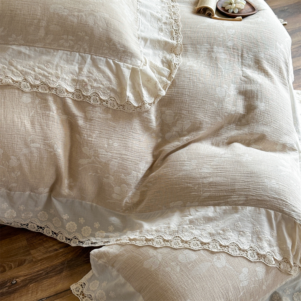 91家纺网 家纺一手货源 找家纺 （总）爱丽丝 2026新款棉麻双层纱四件套-素枝含香花边款