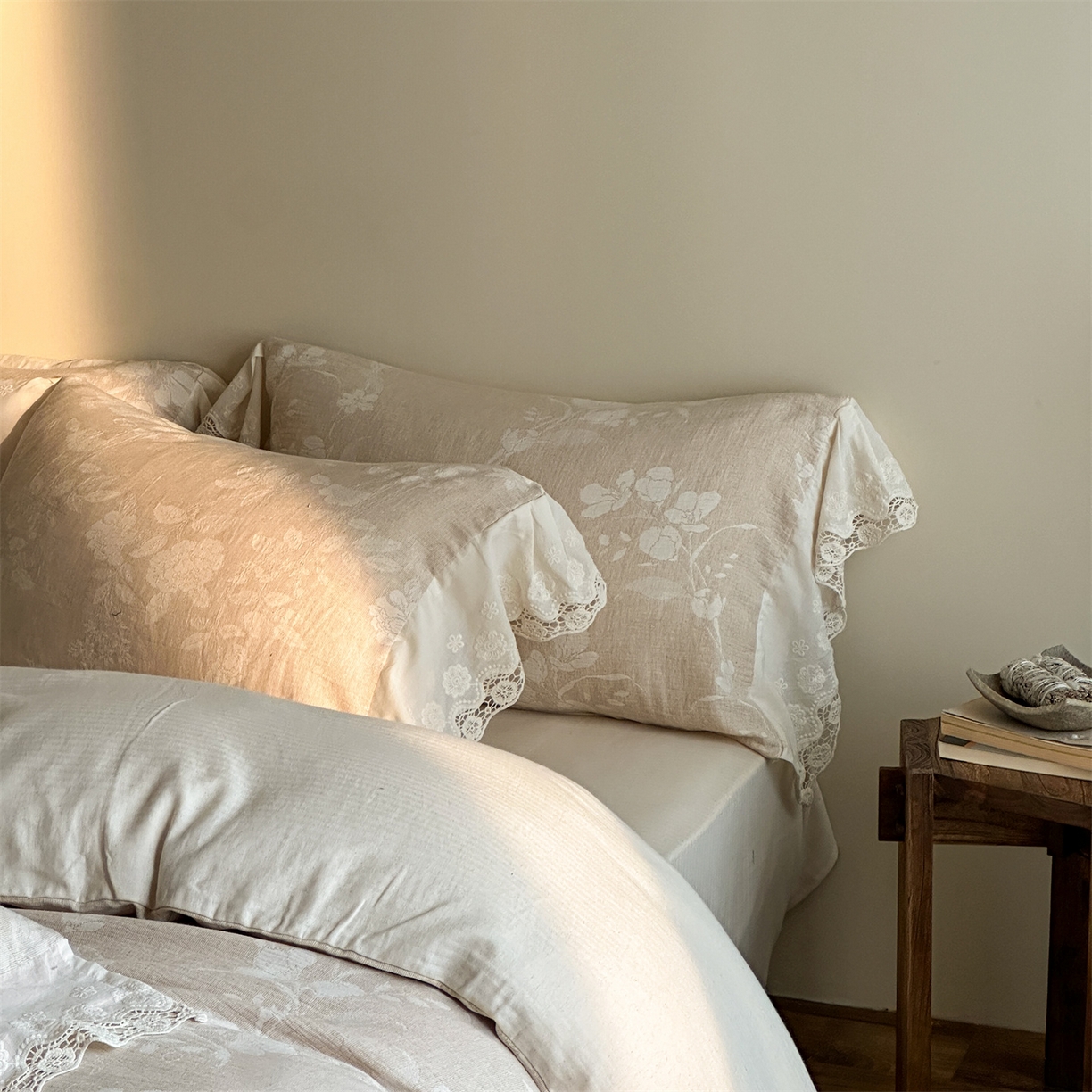 91家纺网 家纺一手货源 找家纺 （总）爱丽丝 2026新款棉麻双层纱四件套-素枝含香花边款