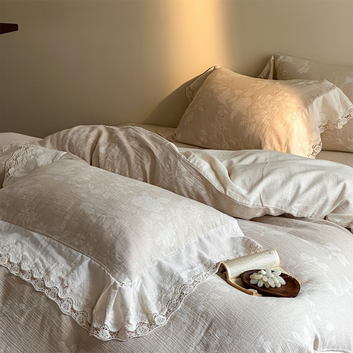 91家纺网 家纺一手货源 找家纺 （总）爱丽丝 2026新款棉麻双层纱四件套-素枝含香花边款