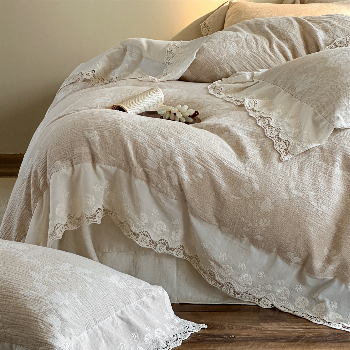 91家纺网 家纺一手货源 找家纺 （总）爱丽丝 2026新款棉麻双层纱四件套-素枝含香花边款