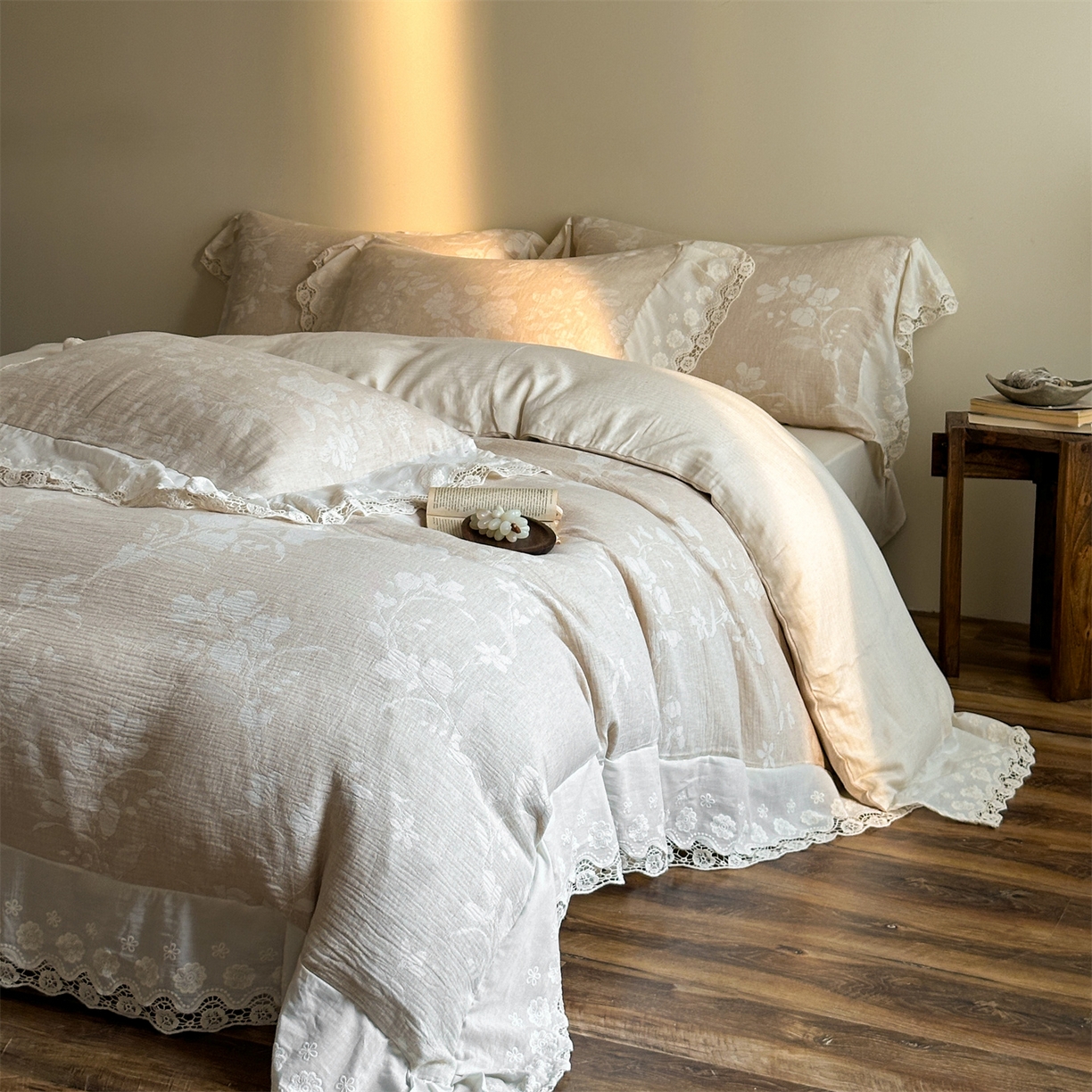 91家纺网 家纺一手货源 找家纺 （总）爱丽丝 2026新款棉麻双层纱四件套-素枝含香花边款