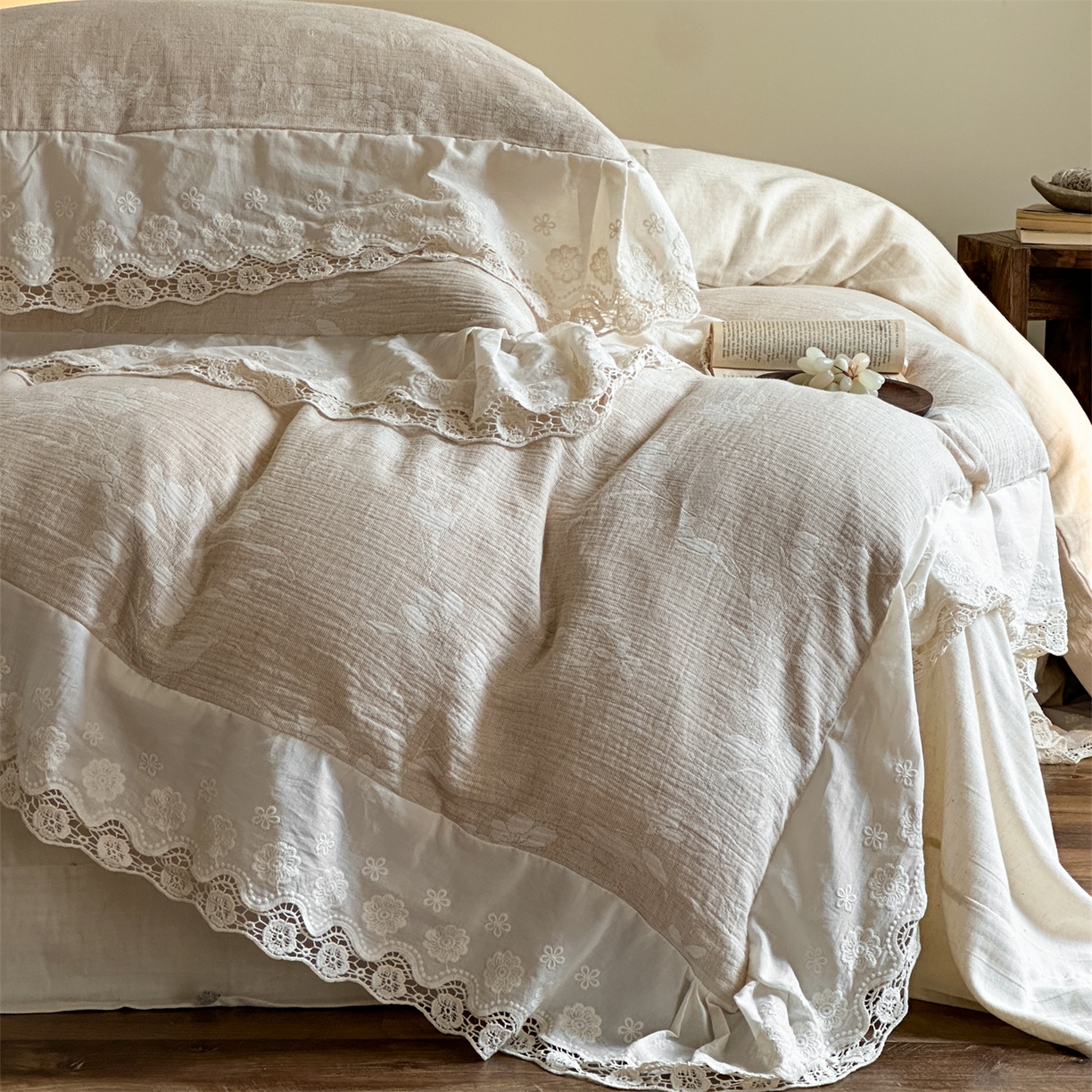 91家纺网 家纺一手货源 找家纺 （总）爱丽丝 2026新款棉麻双层纱四件套-素枝含香花边款