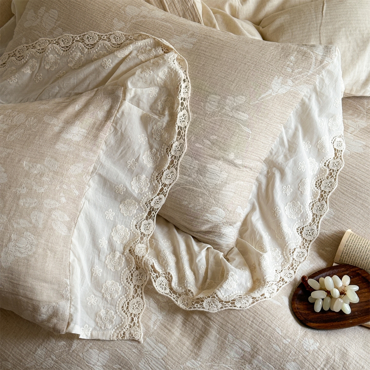 91家纺网 家纺一手货源 找家纺 （总）爱丽丝 2026新款棉麻双层纱四件套-素枝含香花边款