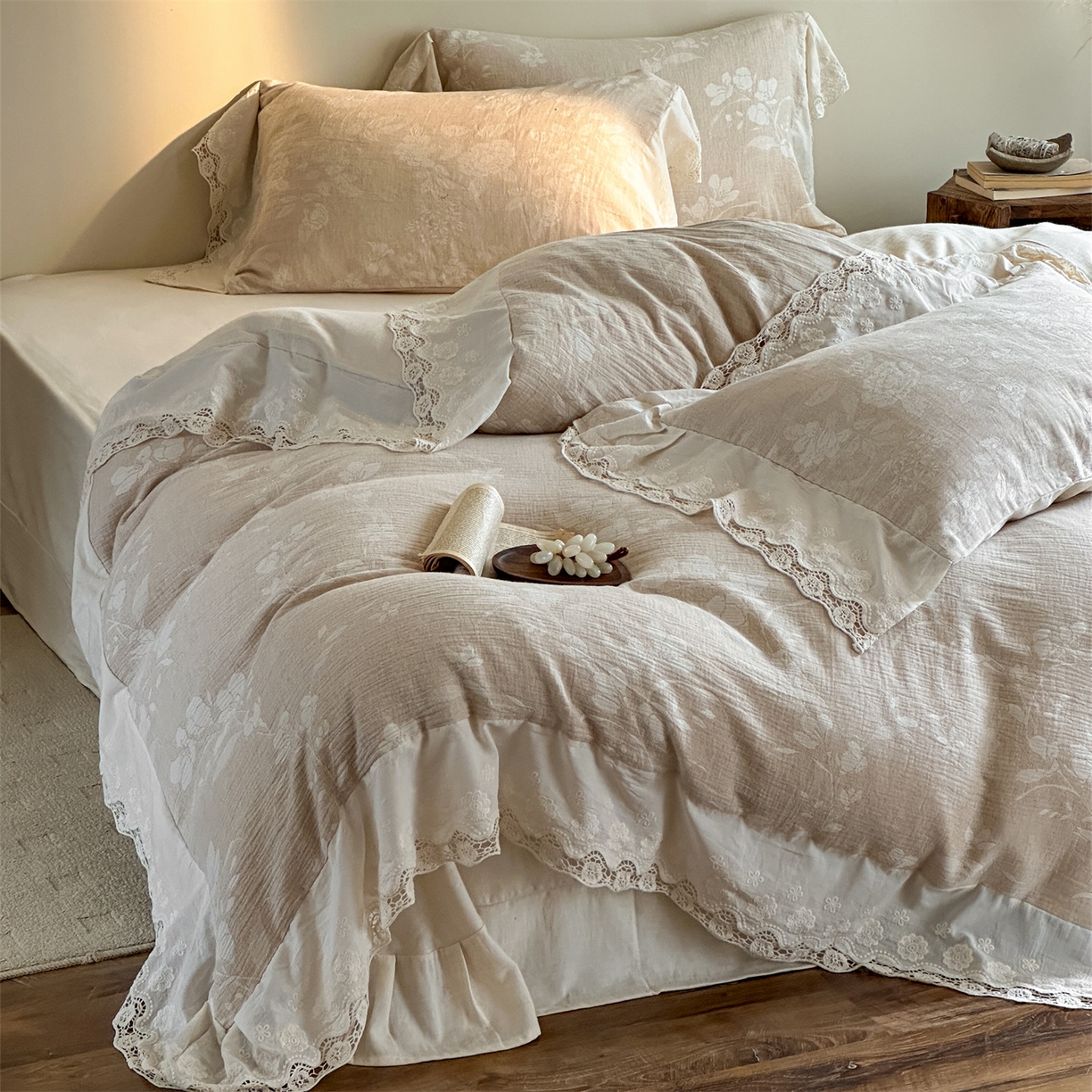 91家纺网 家纺一手货源 找家纺 （总）爱丽丝 2026新款棉麻双层纱四件套-素枝含香花边款