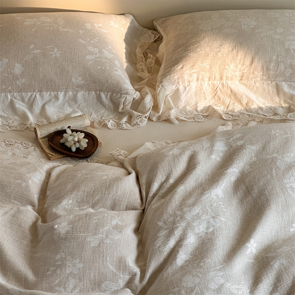 91家纺网 家纺一手货源 找家纺 （总）爱丽丝 2026新款棉麻双层纱四件套-素枝含香花边款