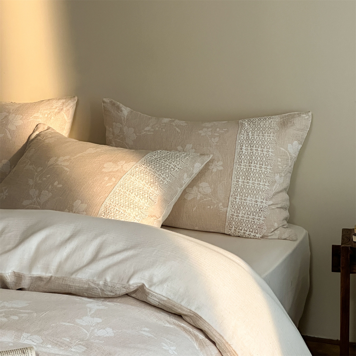 91家纺网 家纺一手货源 找家纺 （总）爱丽丝 2026新款棉麻双层纱四件套-素枝木兮花边款